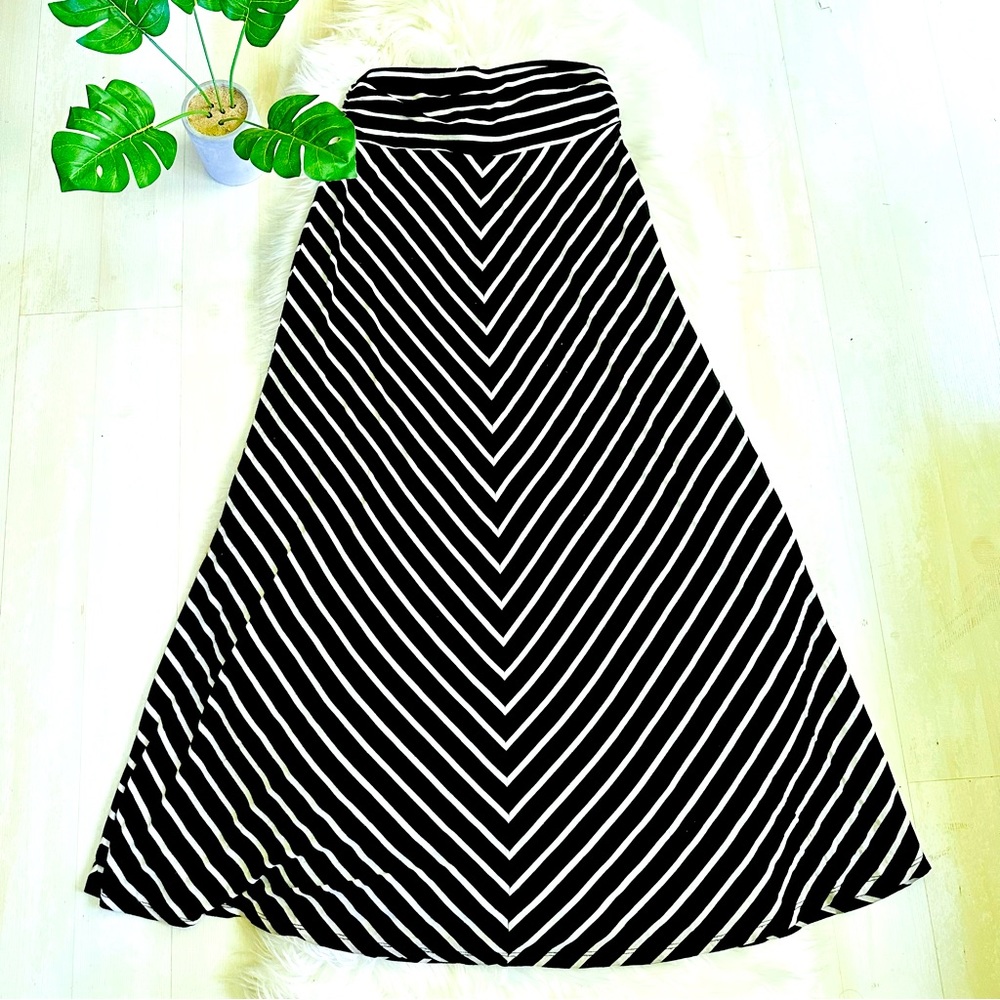 Merona Y2K Black And White Striped Pull-On Chevron Maxi Skirt, Small
